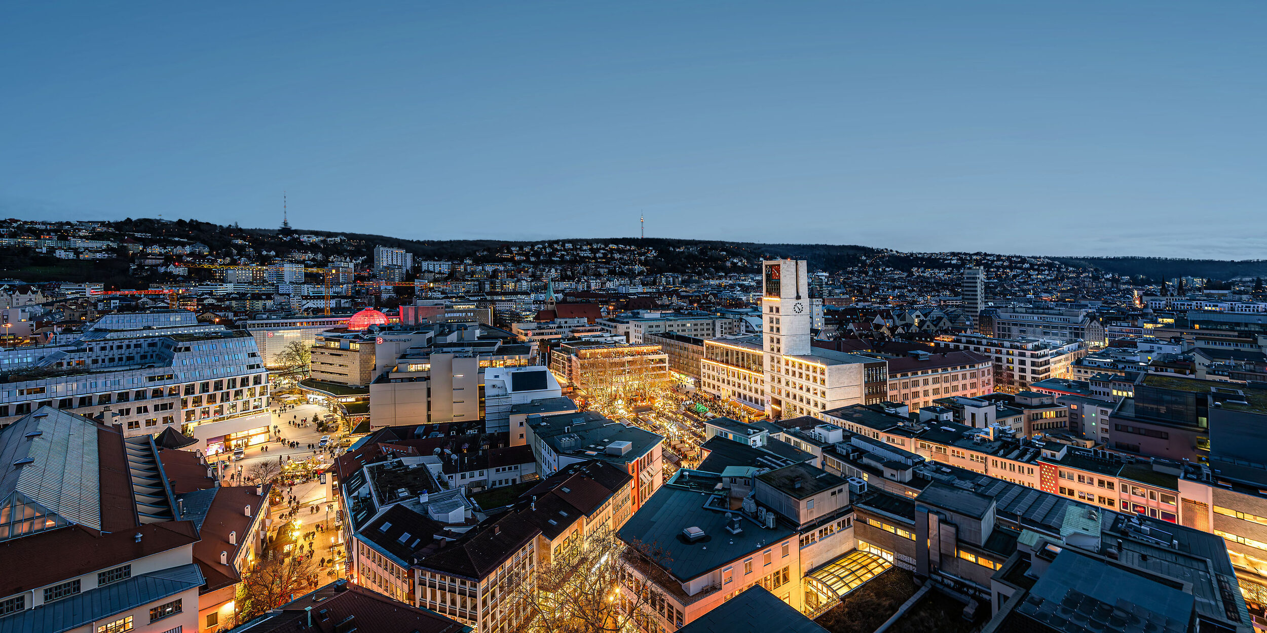 Luftaufnahme mit Blick auf die Innenstadt und das Rathaus mit Turm