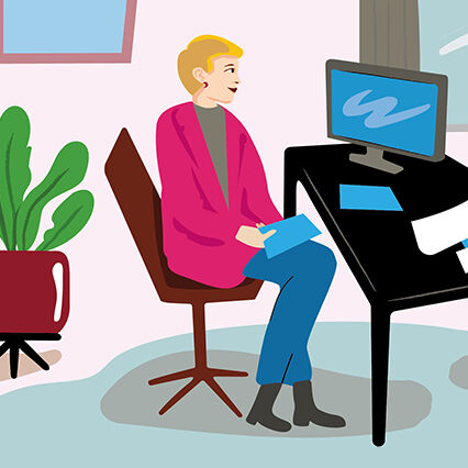 Eine Frau sitzt am Schreibtisch und lässt sich beraten.