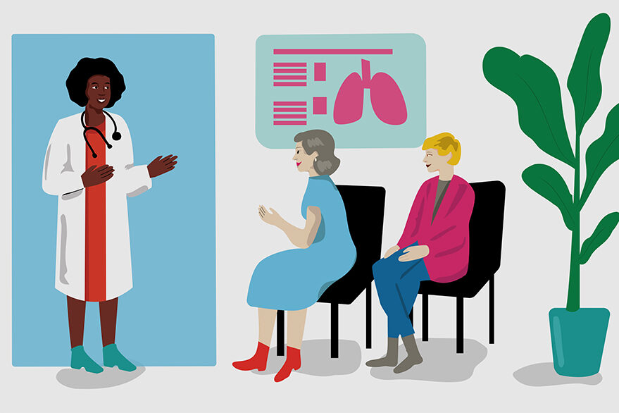 Eine Ärztin im weißen Arztkittel ruft im Wartezimmer die nächste Patientin auf.