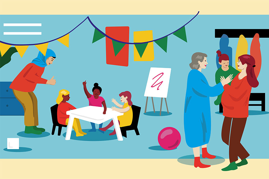 Im Kindergarten. Drei Kinder an einem Tisch, links von ihnen steht eine Erzieherin. Auf der rechten Seite übergibt eine Mutter ihr Kind an eine weitere Erzieherin.