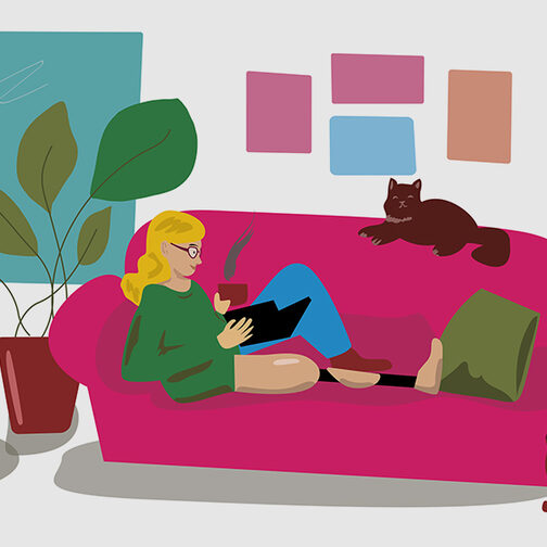 Man sieht eine Frau, die entspannt auf einem roten Sofa liegt und liest.