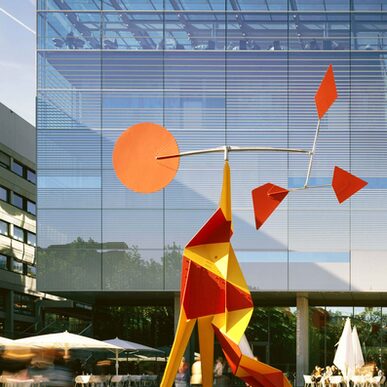 Alexander Calder: Crinkly avec disque rouge, 1973 (Aufstellung 1979)