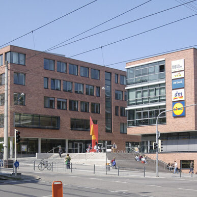 modernes Bachsteingebäude