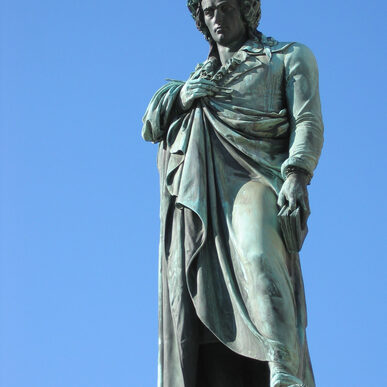 Schiller-Statue auf dem Schillerplatz. Foto: Karl Semle