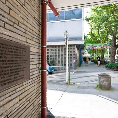 Gedenktafel am Gebäude Büchsenstraße 37: Polizeipräsidium, Polizeigefängnis