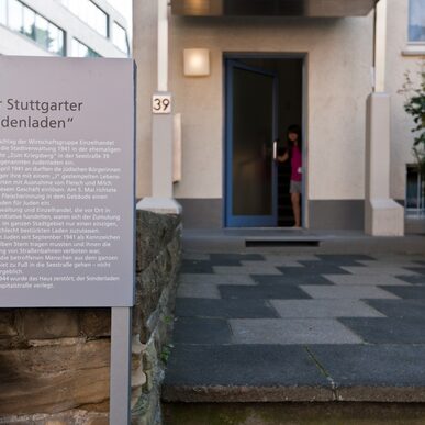 Informationstafel am ehemaligen Stuttgarter "Judenladen"