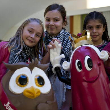 Junges Schloss - Kinder mit Maskottchen