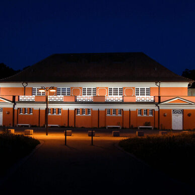 Turn- und Festhalle Feuerbach bei Nacht beleuchtet. Foto: Stadt Stuttgart