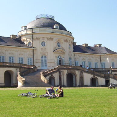 Radfahrer vor dem Schloss Solitude. Foto: Stadt Stuttgart