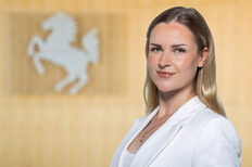 Portät Laura Orlik, Pressestelle