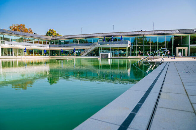 The outdoor pool of the renovated mineral bath Berg.