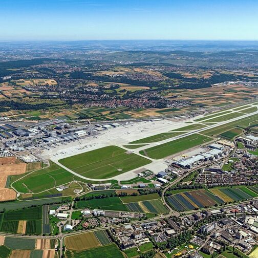 Luftbild vom Flughafen Stuttgart mit Start- und Landebahn
