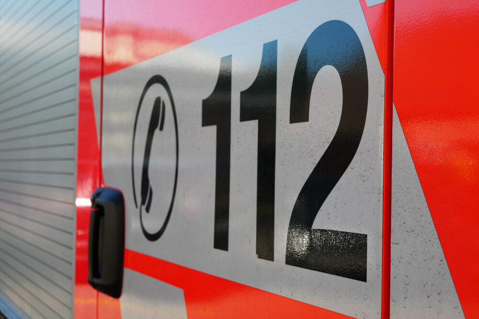 Seite eines Feuerwehrautos aus der Nähe aufgenommen inklusive Schriftzug "112".
