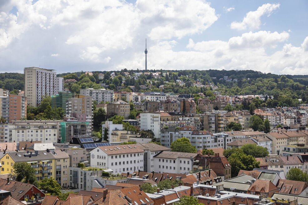 Blick über die Dächer Stuttgarts, im Hintergrund ist der Fernsehturm zu sehen.