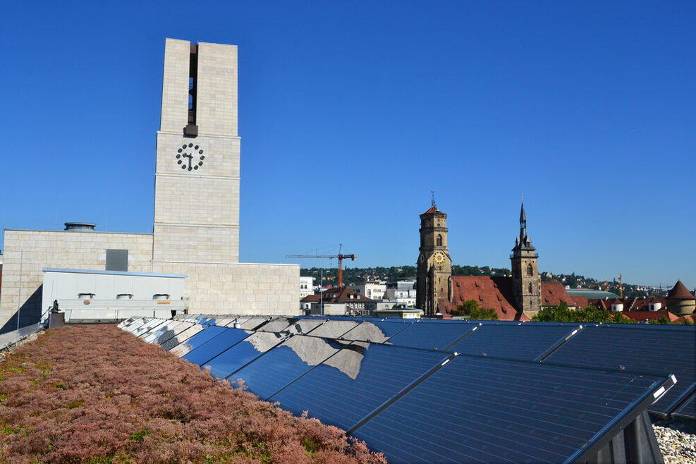 Eine Photovoltaik-Anlage auf dem Dach der Rathauspassage.