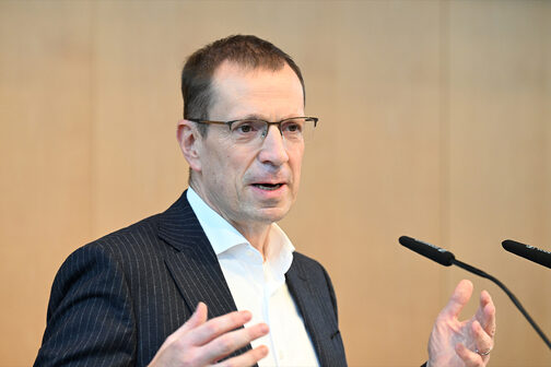 Der Fraktionsvorsitzende der CDU im Stuttgarter Gemeinderat, Alexander Kotz, während der Stellungnahme zum Doppelhaushalt 2024/2025..