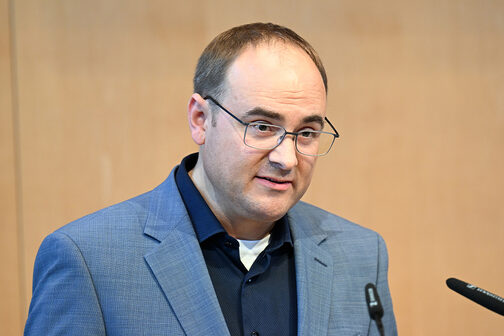 Stadtrat für die Fraktion Freie Wähler im Stuttgarter Gemeinderat, Michael Schrade, während der Stellungnahme zum Doppelhaushalt 2024/2025.
