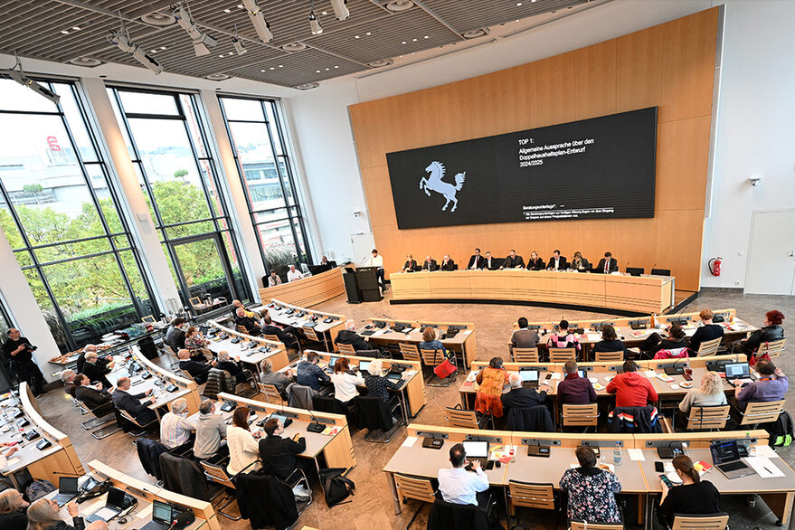 Das Video enthält die Reden der Stadträtinnen und Stadträte zum Entwurf des Stuttgarter Doppelhaushalts 2024/2025.