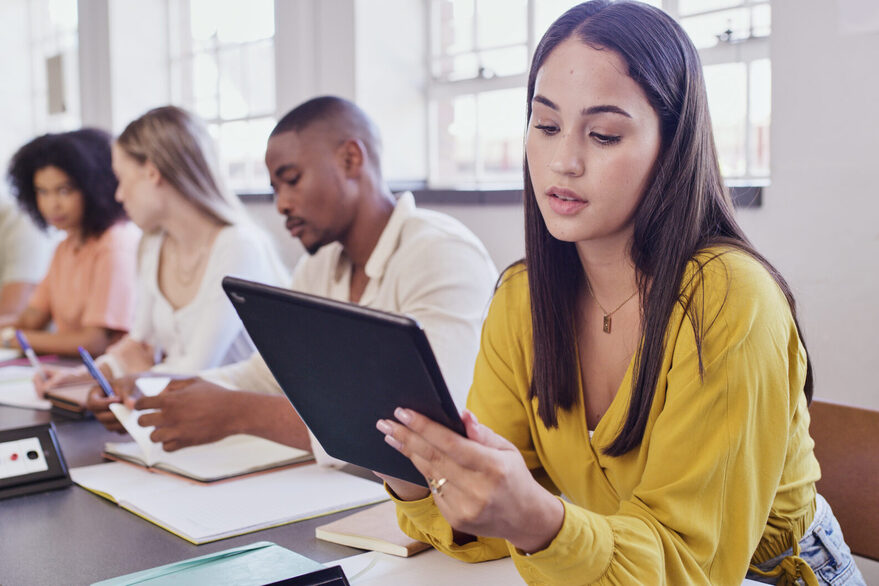 Schülerinnen und Schüler arbeiten an Tablets.