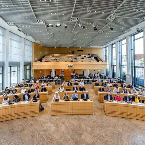 Frontalaufnahme des Gemeinderats im Großen Sitzungssaal