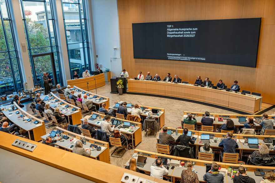 Das Video enthält die Reden der Fraktionsvorsitzenden bei der Allgemeinen Aussprache zum Doppelhaushalt 2026/2027 im Gemeinderat der Landeshauptstadt Stuttgart.