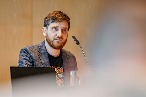 Björn Peterhoff, Fraktionsvorsitzender von BÜNDNIS 90/DIE GRÜNEN im Gemeinderat der Landeshauptstadt Stuttgart, bei seiner Stellungnahme zum Doppelhaushalt 2026/2027 während der Allgemeinen Aussprache am 6. November 2025.