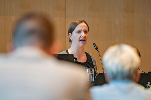 Johanna Tiarks, Fraktionsvorsitzende von Die Linke SÖS Plus im Gemeinderat der Landeshauptstadt Stuttgart, bei ihrer Stellungnahme zum Doppelhaushalt 2026/2027 während der Allgemeinen Aussprache am 6. November 2025.