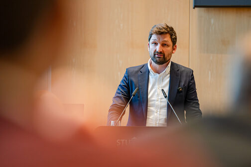 Eric Neumann, stellvertretender Fraktionsvorsitzende der FDP im Gemeinderat der Landeshauptstadt Stuttgart, bei seiner Stellungnahme zum Doppelhaushalt 2026/2027 während der Allgemeinen Aussprache am 6. November 2025.