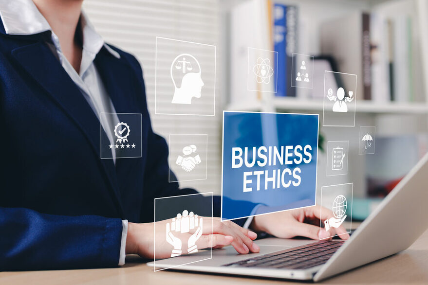Geschäftsmann nutzt Laptop mit transparenten Symbolen, die für unternehmerische Verantwortung, Ethik, Integrität, Grundwerte stehen.