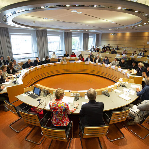 Internationale Ausschuss im Sitzungsaal