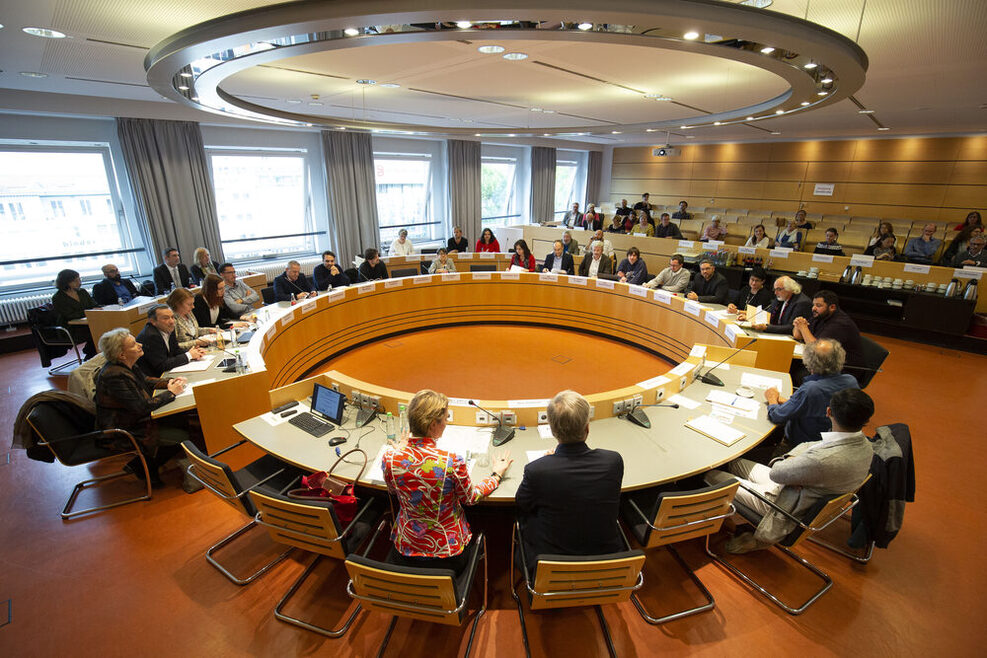 Internationale Ausschuss im Sitzungsaal