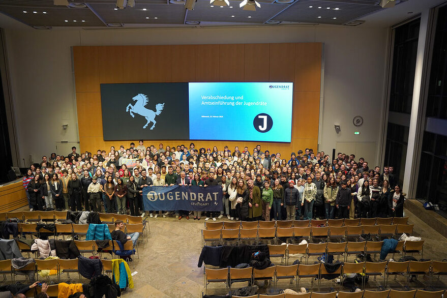 Alle ausgeschiedenen und neu gewählten Jugendräte stehen gemeinsam mit Oberbürgermeister Dr. Frank Nopper im großen Saal des Rathauses.