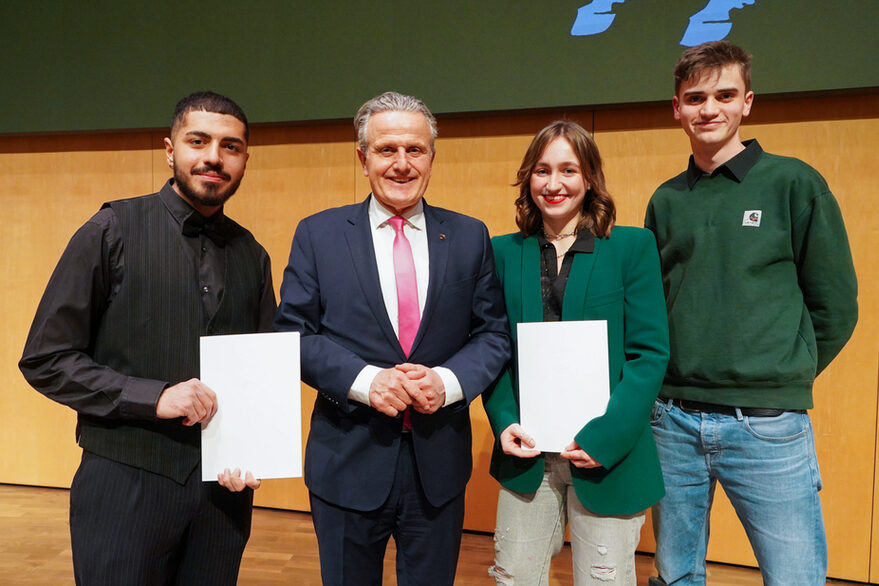 Oberbürgermeister Doktor Frank Nopper mit den Sprechern Mehmet Ildes und Ruben Schäfauer und der Sprecherin des Jugendgemeinderats Julia Erdle.