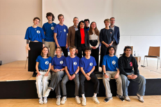Der Jugendrat West und seine Gäste aus der Politik beim gemeinsamem Abschlussfoto. Eingeladen waren Muhterem Aras,  	Präsidentin des Landtags von Baden-Württemberg (hinten, Mitte), Dr. Alexandra Sußmann, Bürgermeisterin für Soziales und gesellschaftliche Integration der Landeshauptstadt (hinten, zweite von rechts), die Bezirksvorsteher Bernhard Mellert (West, hinten, Mitte) und Marcel Wolf (Vaihingen, hinten, rechts) sowie Alice Bergmann von den Jungen Europäische Föderalisten (hinten, dritte von rechts)
