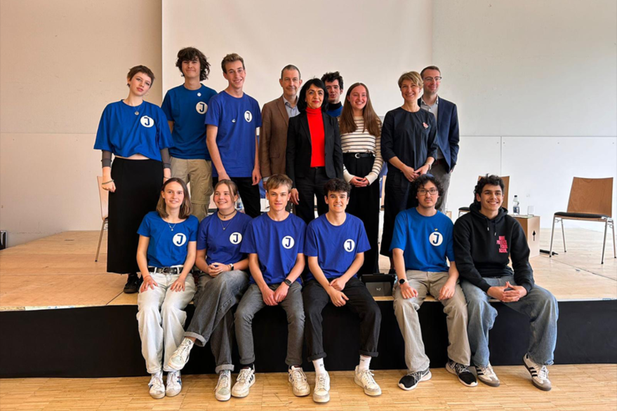 Der Jugendrat West und seine Gäste aus der Politik beim gemeinsamem Abschlussfoto. Eingeladen waren Muhterem Aras,  	Präsidentin des Landtags von Baden-Württemberg (hinten, Mitte), Dr. Alexandra Sußmann, Bürgermeisterin für Soziales und gesellschaftliche Integration der Landeshauptstadt (hinten, zweite von rechts), die Bezirksvorsteher Bernhard Mellert (West, hinten, Mitte) und Marcel Wolf (Vaihingen, hinten, rechts) sowie Alice Bergmann von den Jungen Europäische Föderalisten (hinten, dritte von rechts)