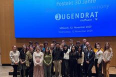 Gruppenfoto: Jugendräte aus Stuttgart und den Partnerstädten St. Helens, Cardiff, Łódź und aus der Solidaritätspartnerstadt Chmelnyzkyj