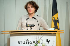Jugendrat‐Sprecher Leo Staritzbichler am Stehpult im Gemeinderat