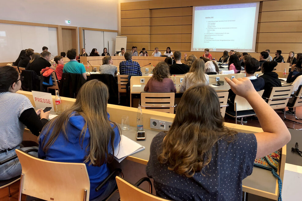 Jugendliche Mitglieder des Stuttgarter Jugendrates bei einer Sitzung im kleinen Sitzungssaal des Stuttgarter Rathauses.