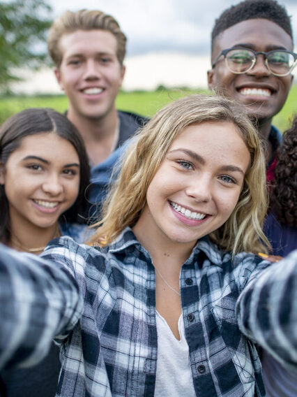 Eine Gruppe multi-ethnischer Studenten machen ein Selfie. Sie sind lässig gekleidet und haben Spaß zusammen.