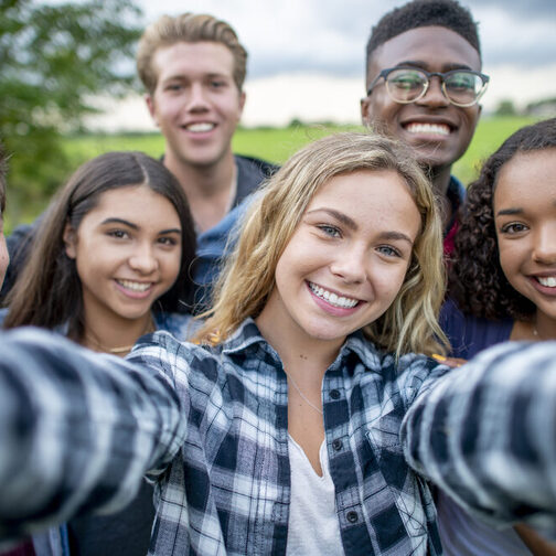 Eine Gruppe multi-ethnischer Studenten machen ein Selfie. Sie sind lässig gekleidet und haben Spaß zusammen.