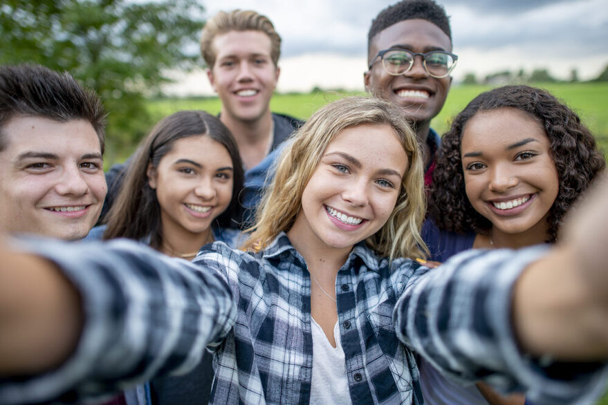 Eine Gruppe multi-ethnischer Studenten machen ein Selfie. Sie sind lässig gekleidet und haben Spaß zusammen.