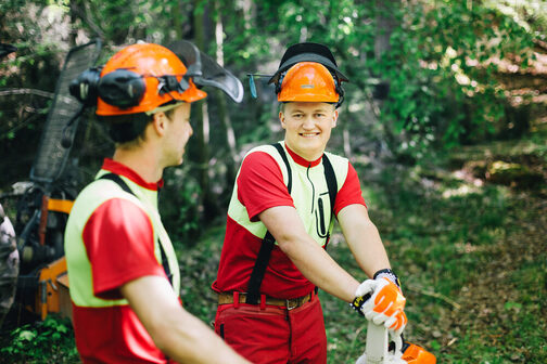 Zwei Förster im Wald bei der Arbeit