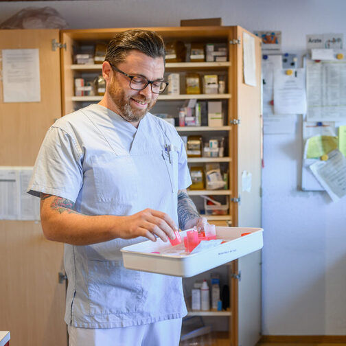 Krankenpfleger sortiert Medikamente