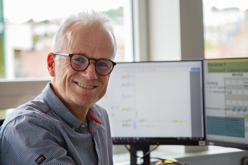 Mann vor Computer