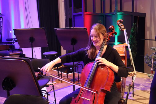 Mitarbeiterin der Stuttgarter Philharmoniker spielt Cello