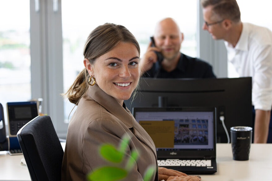 Frau an Schreibtisch vor Laptop