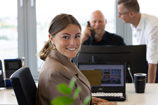 Frau an Schreibtisch vor Laptop