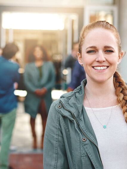 Studentin mit anderen Studierenden im Hintergrund