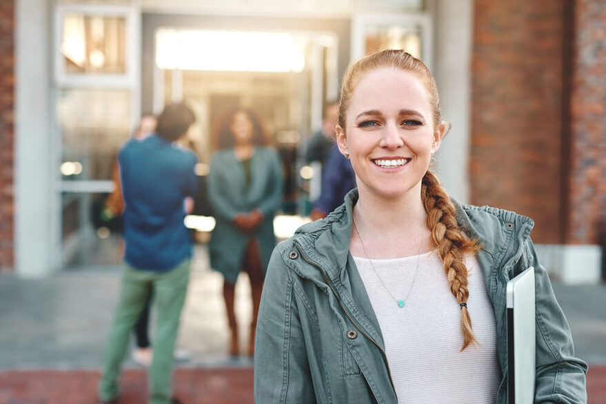 Studentin mit anderen Studierenden im Hintergrund