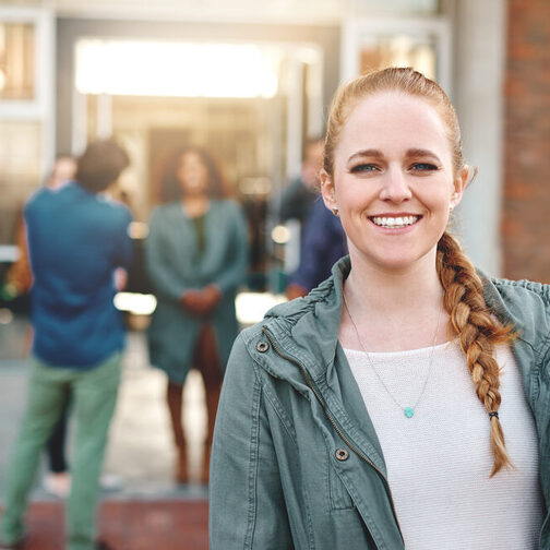 Studentin mit anderen Studierenden im Hintergrund